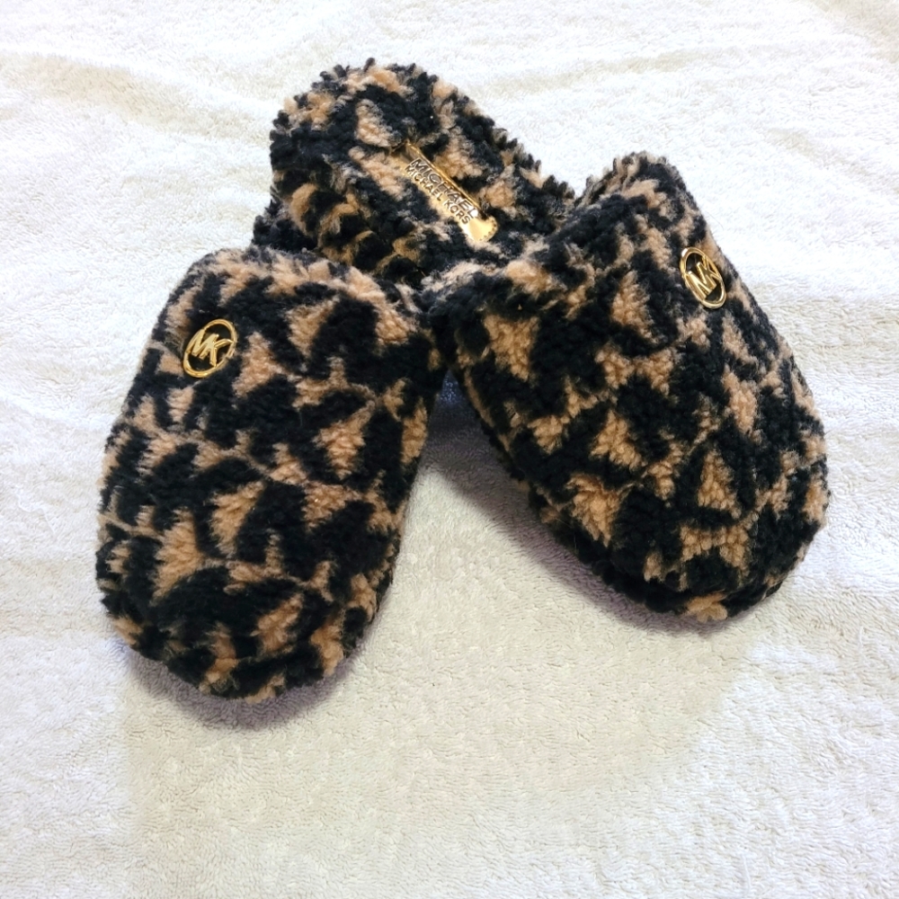 Michael kors slippers 😍